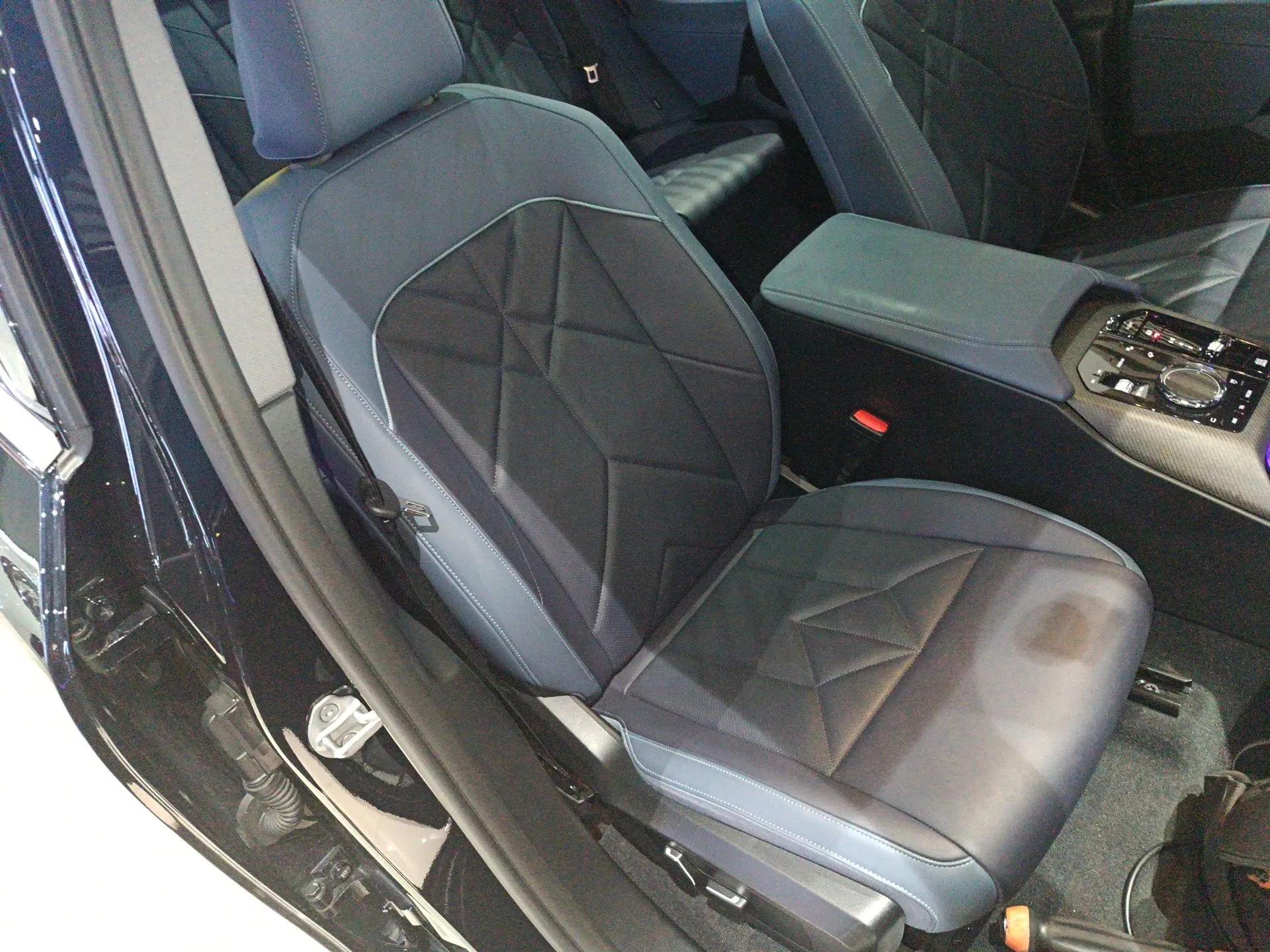 BMW X3 2025 xDrive30L Luxury Edition M Sport Package — миниатюра 23