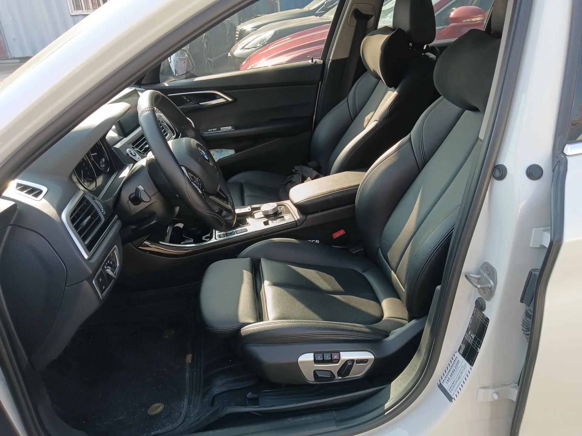 BMW 1 Series 2018 118i Sport Edition — миниатюра 16