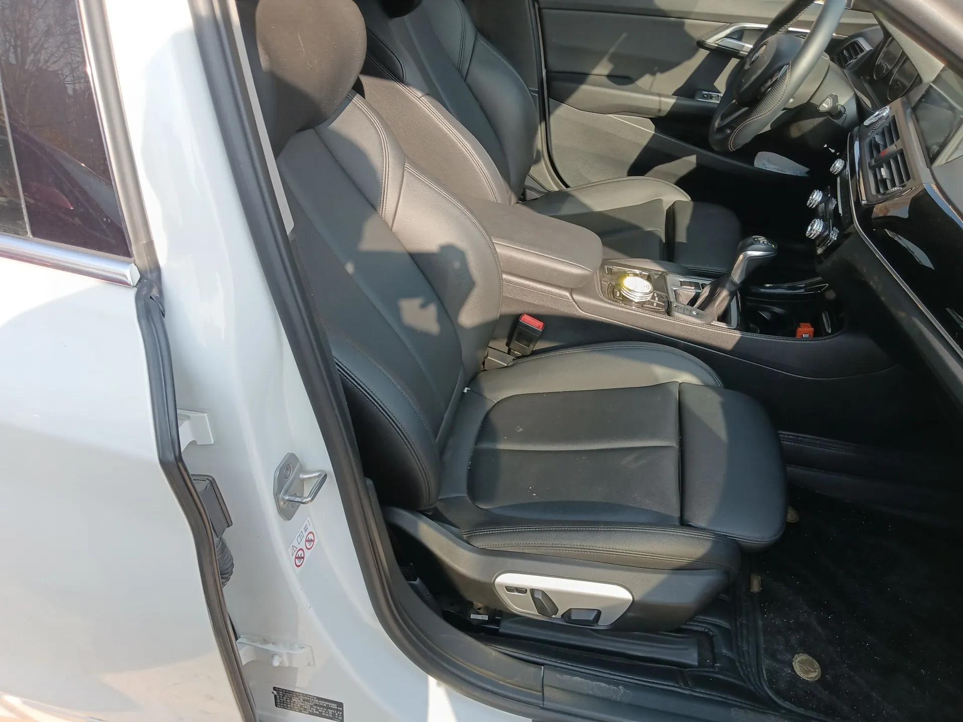 BMW 1 Series 2018 118i Sport Edition — миниатюра 23