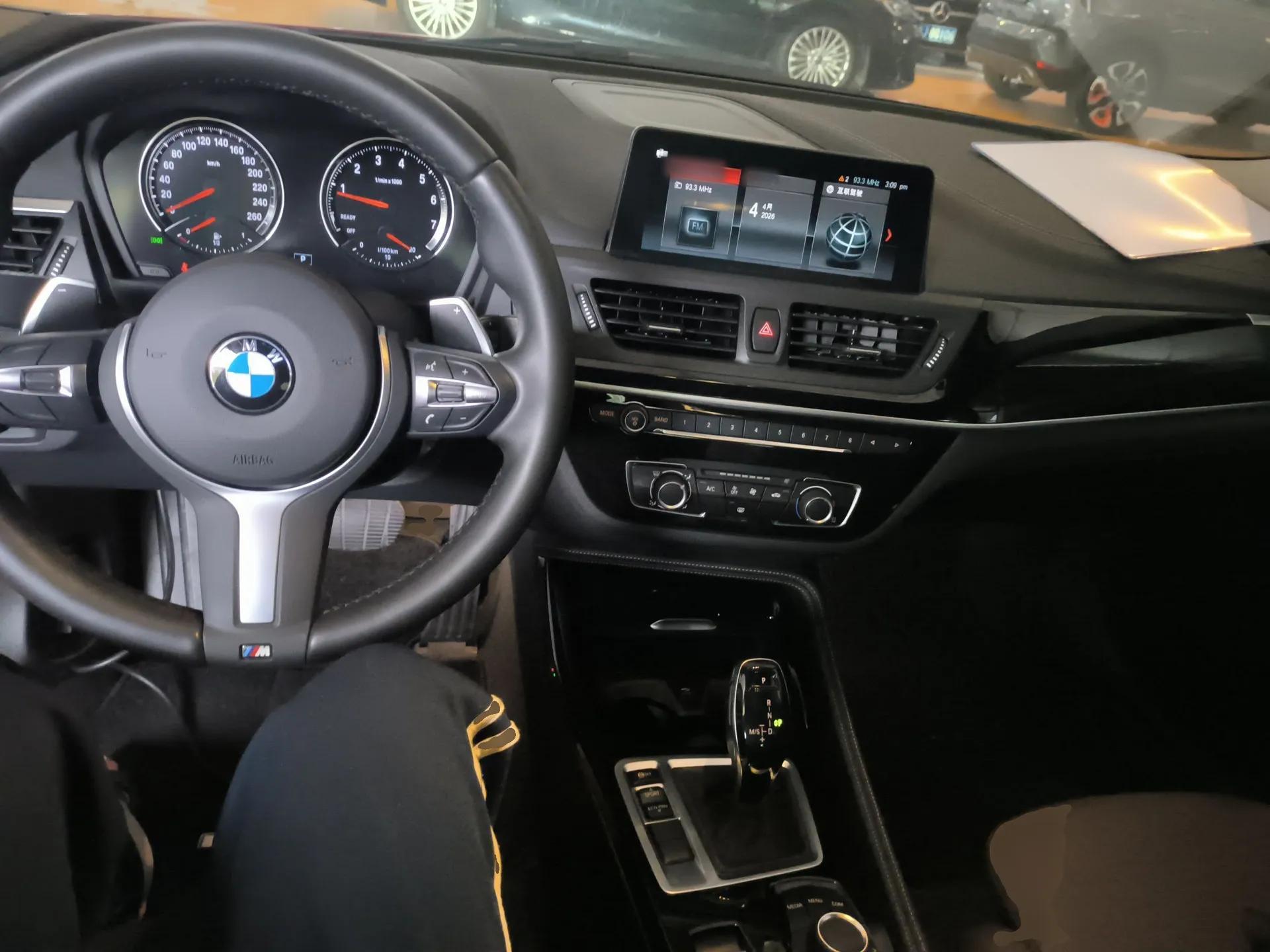 BMW 1 Series 2020 125i Leading Model M Sport Package — миниатюра 13