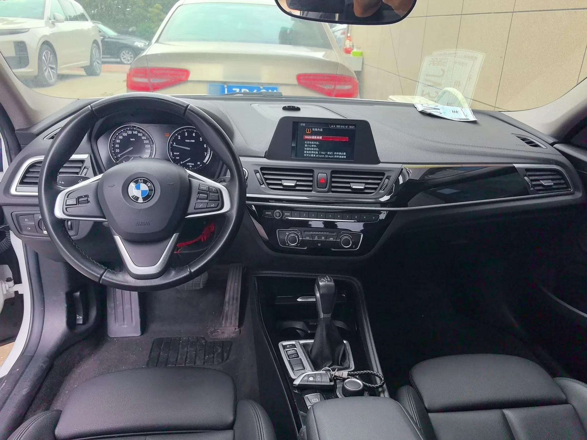 BMW 1 Series 2018 Facelifted 118i Sport Edition — миниатюра 13