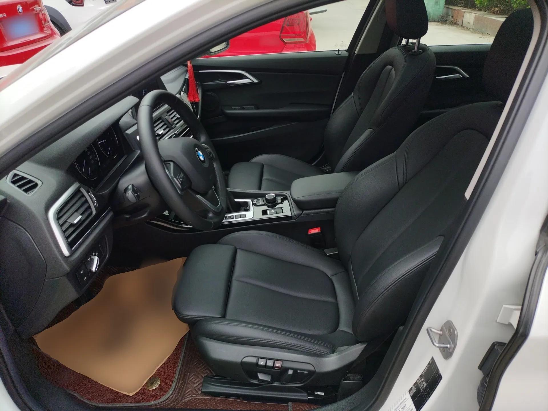 BMW 1 Series 2018 118i Sport Edition — миниатюра 18