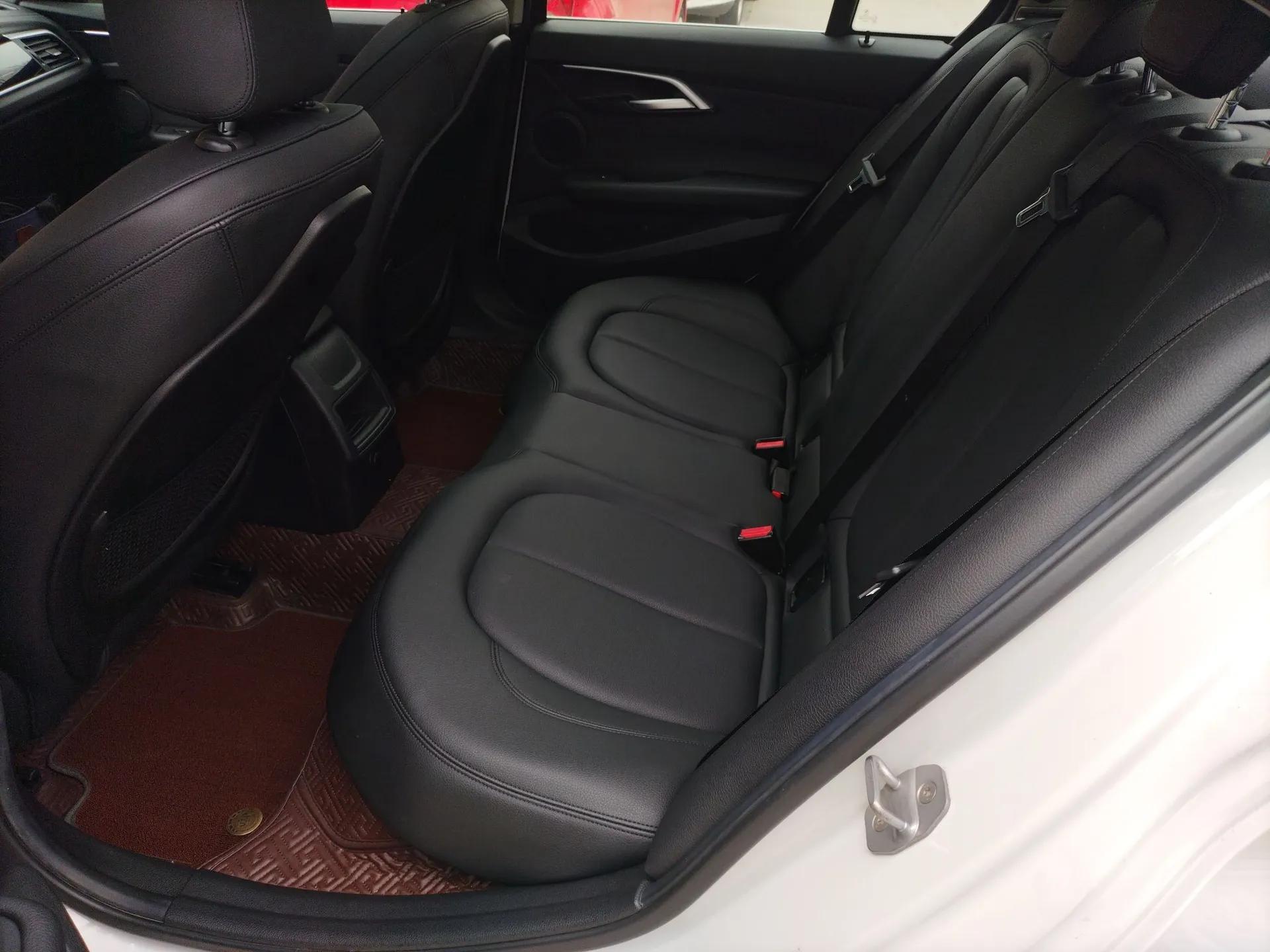 BMW 1 Series 2018 118i Sport Edition — миниатюра 20
