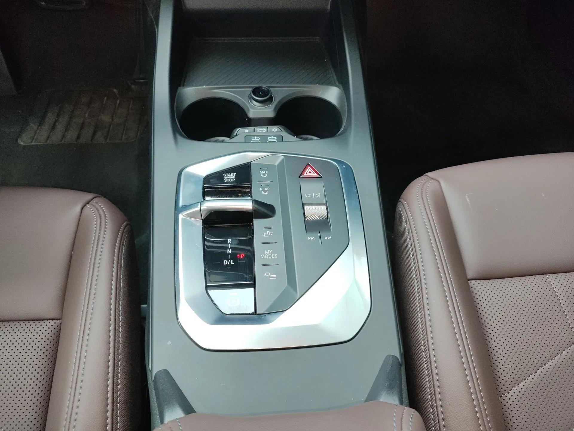 BMW 2 Series 2025 225L M Sport Package — миниатюра 17