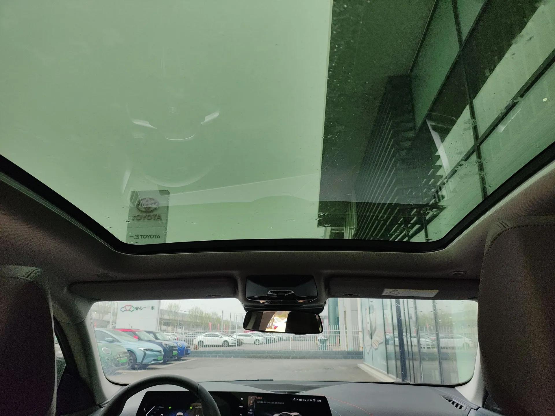 BMW 2 Series 2025 225L M Sport Package — миниатюра 21
