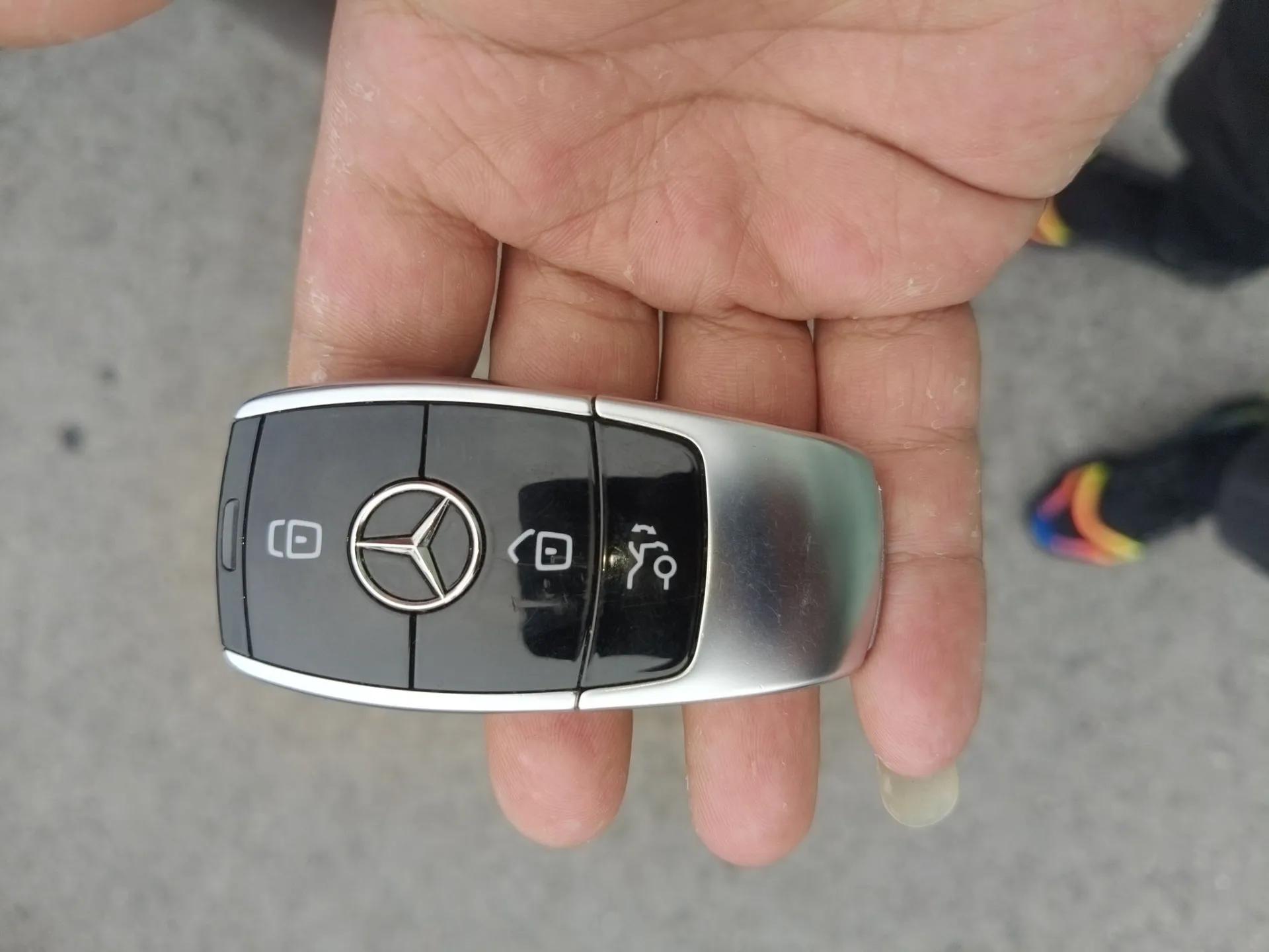 Mercedes-Benz E-Class 2023 E 300 L Sporty and Stylish Model — миниатюра 12