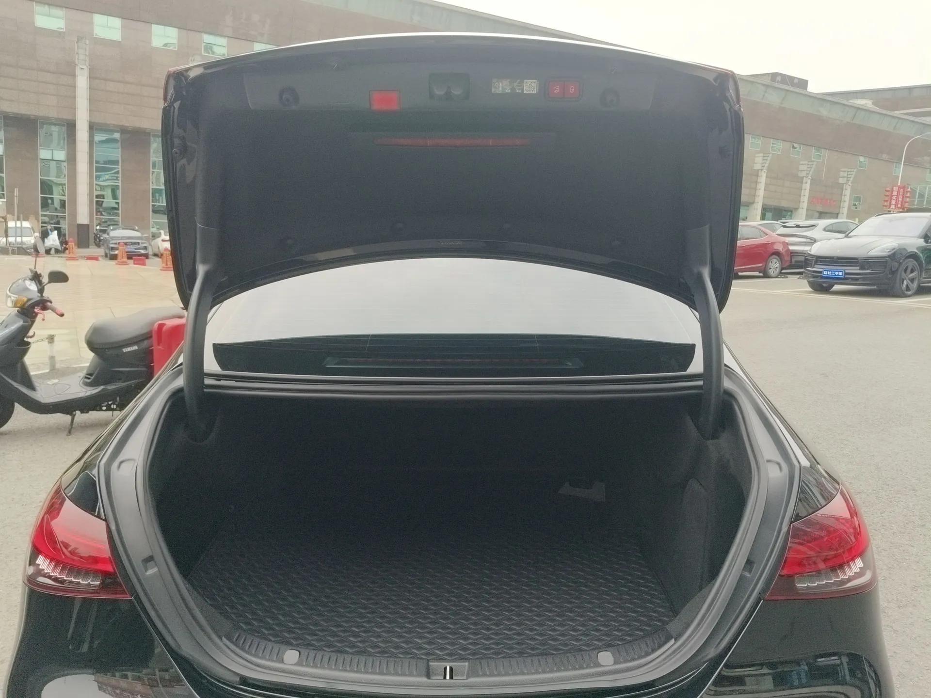 Mercedes-Benz E-Class 2023 E 300 L Sporty and Stylish Model — миниатюра 22