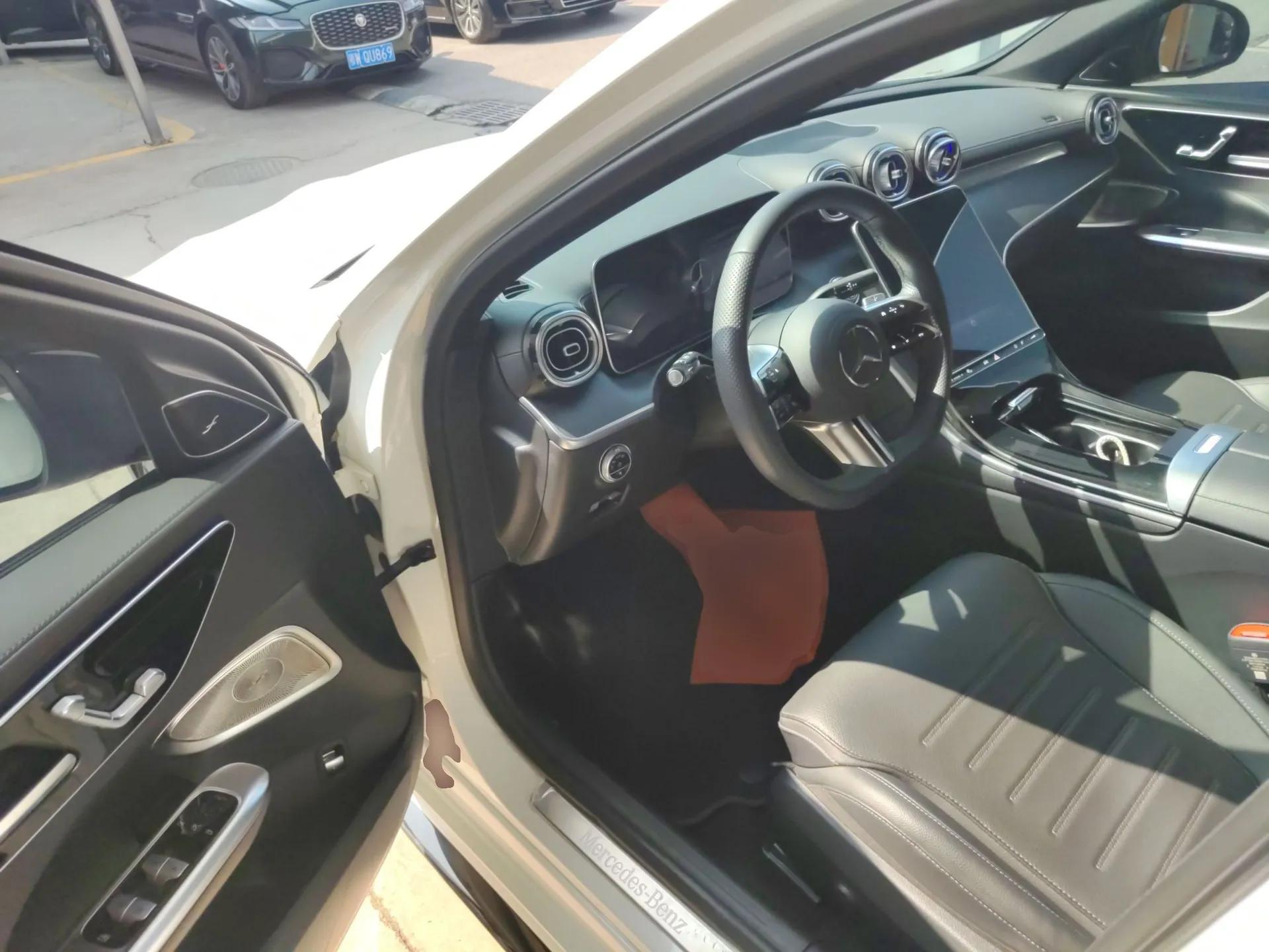Mercedes-Benz C-Class 2024 Facelifted C-Class 260 L Night Edition Sports Version — миниатюра 18