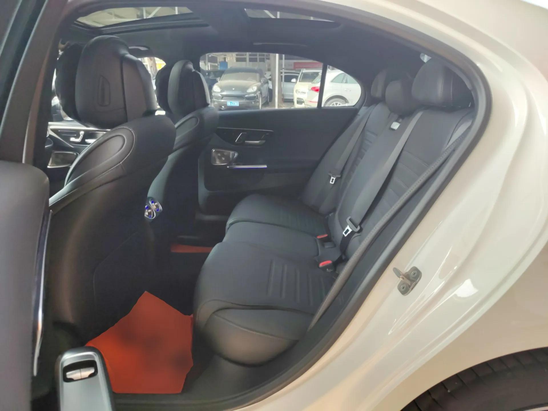 Mercedes-Benz C-Class 2024 Facelifted C-Class 260 L Night Edition Sports Version — миниатюра 19
