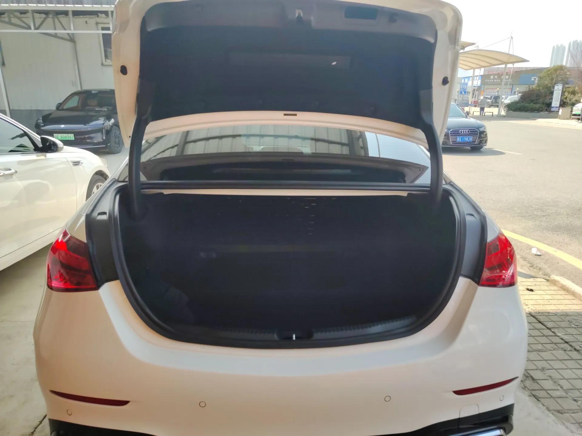 Mercedes-Benz C-Class 2024 Facelifted C-Class 260 L Night Edition Sports Version — миниатюра 21