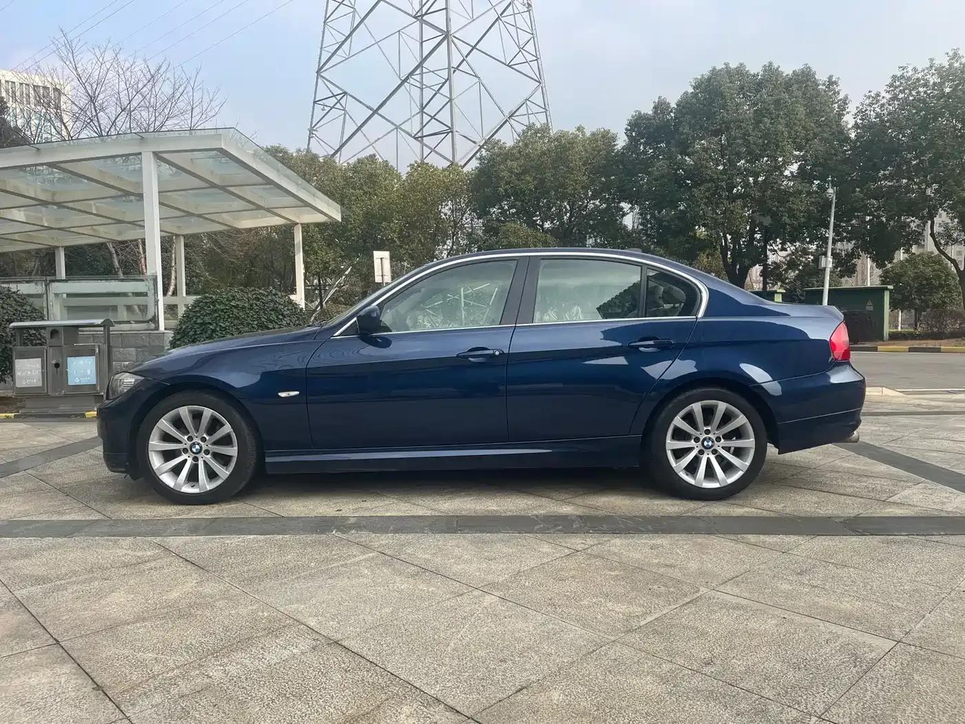 BMW 3 Series 2010 325i Luxury — миниатюра 3