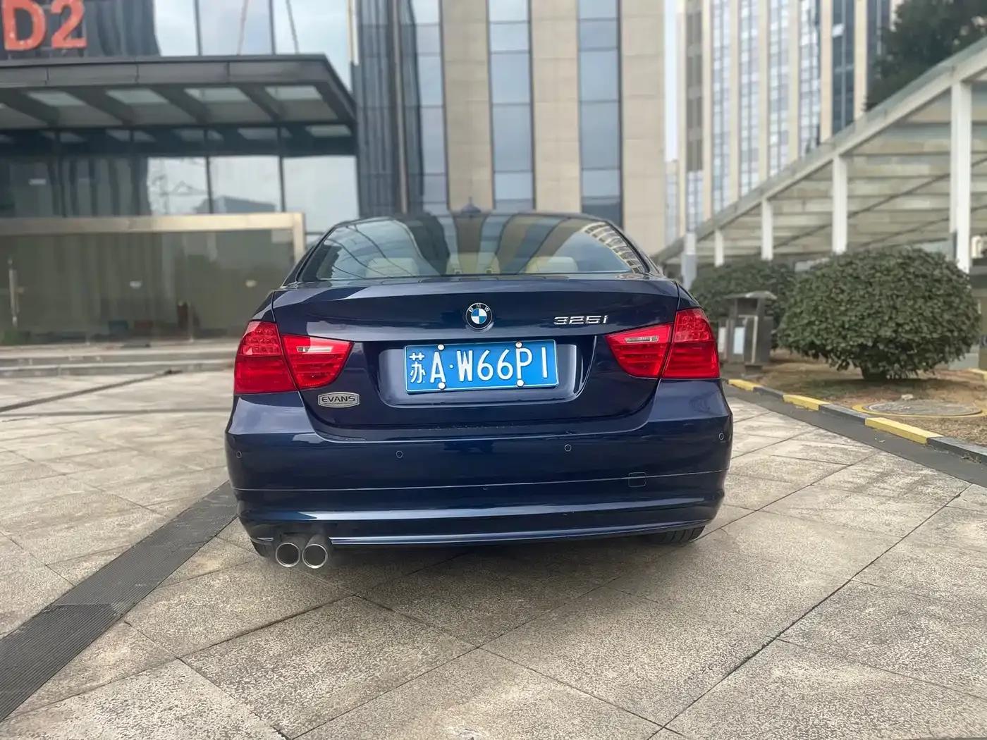 BMW 3 Series 2010 325i Luxury — миниатюра 4