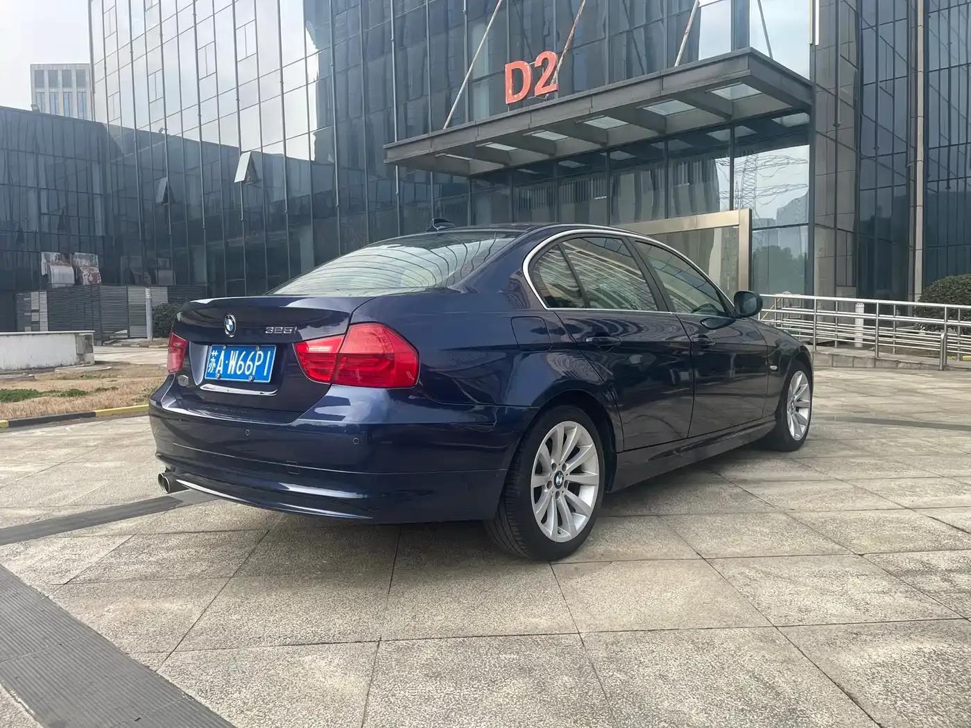 BMW 3 Series 2010 325i Luxury — миниатюра 5