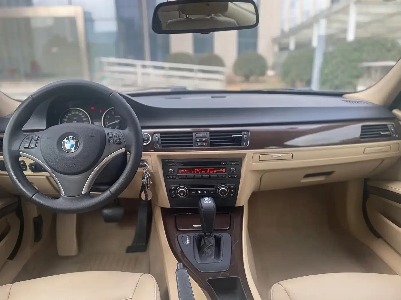 BMW 3 Series 2010 325i Luxury — миниатюра 8
