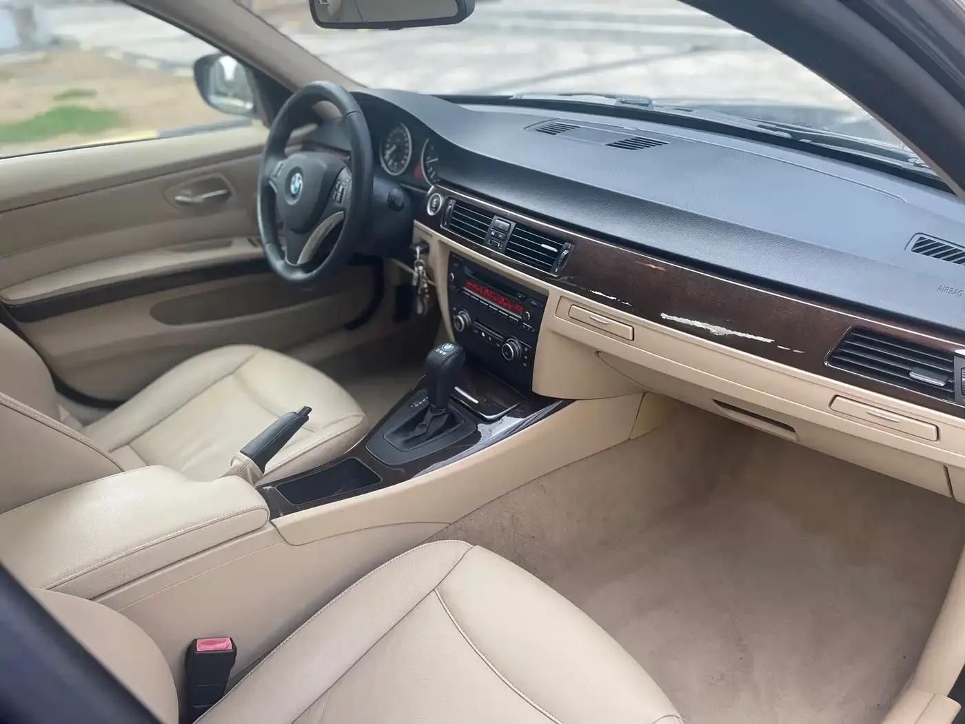 BMW 3 Series 2010 325i Luxury — миниатюра 9