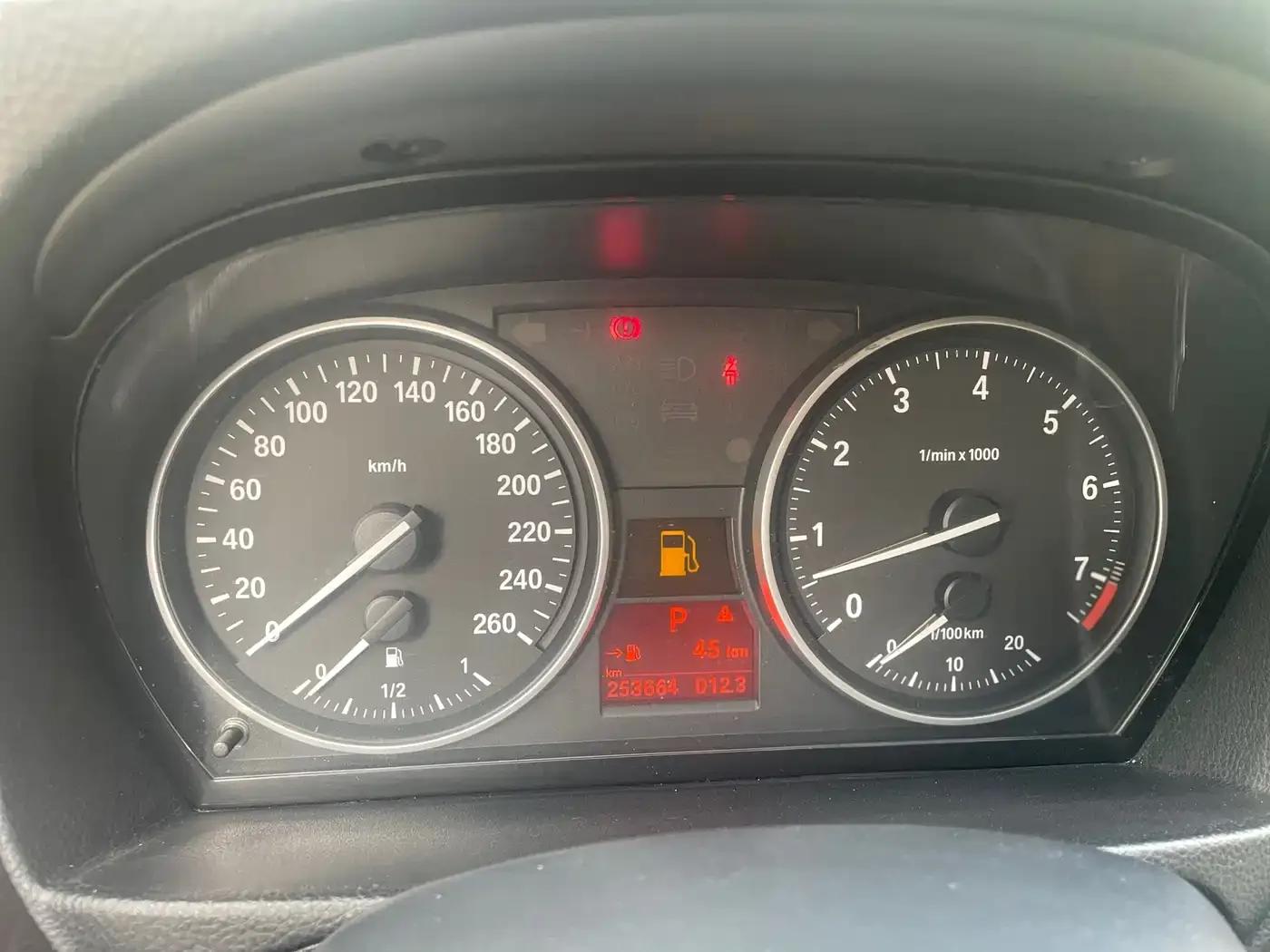 BMW 3 Series 2010 325i Luxury — миниатюра 10