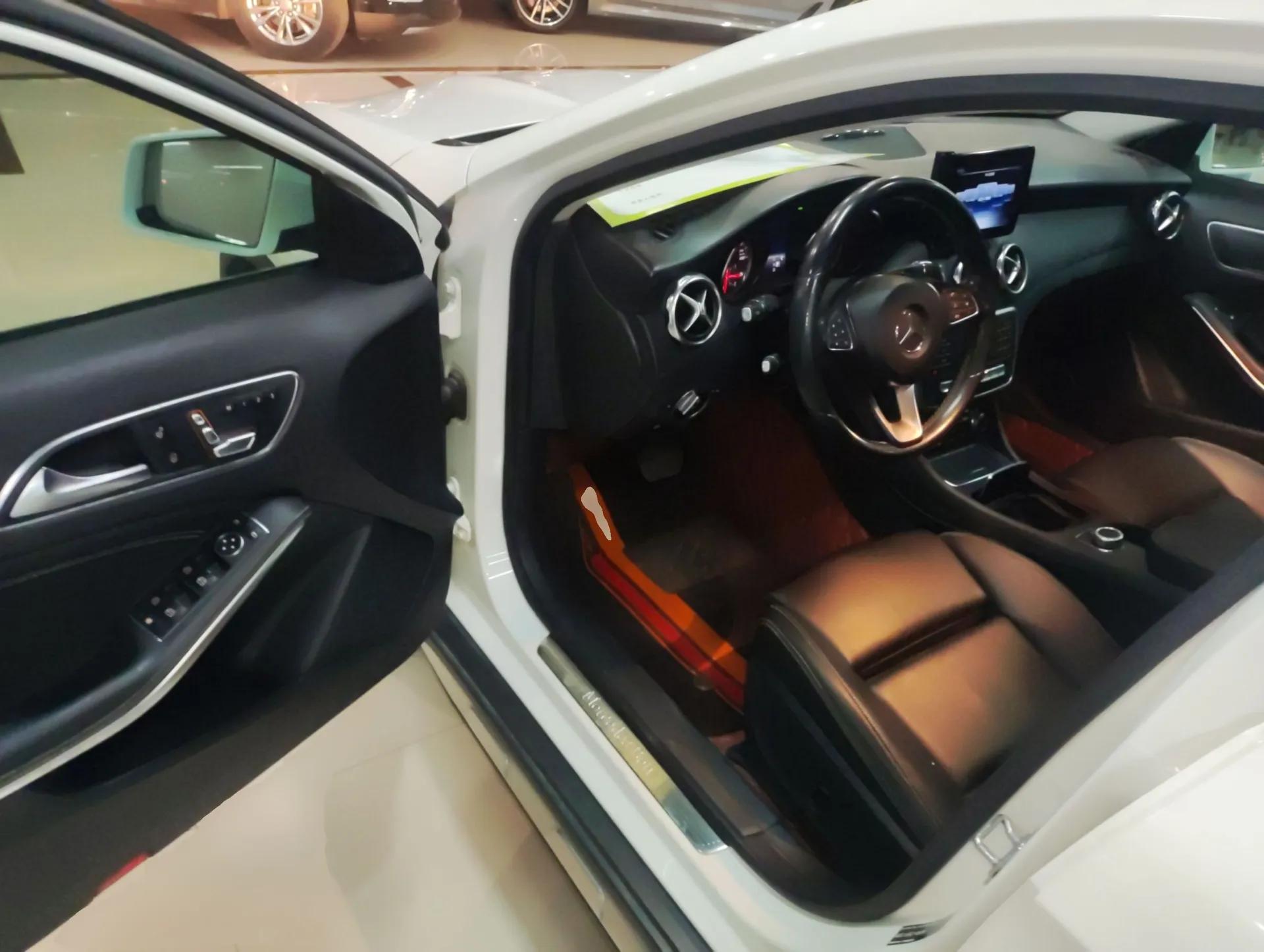 Mercedes-Benz GLA 2018 GLA 200 Sport Edition — миниатюра 19