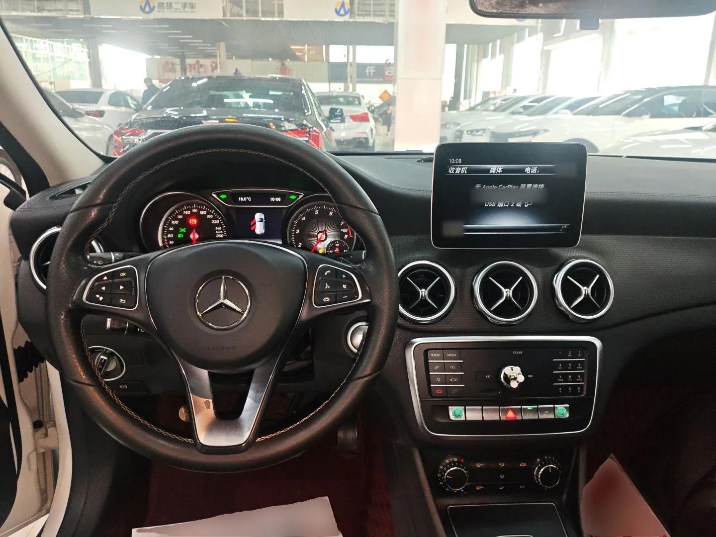 Mercedes-Benz GLA 2018 GLA 200 Fashion Model — миниатюра 12