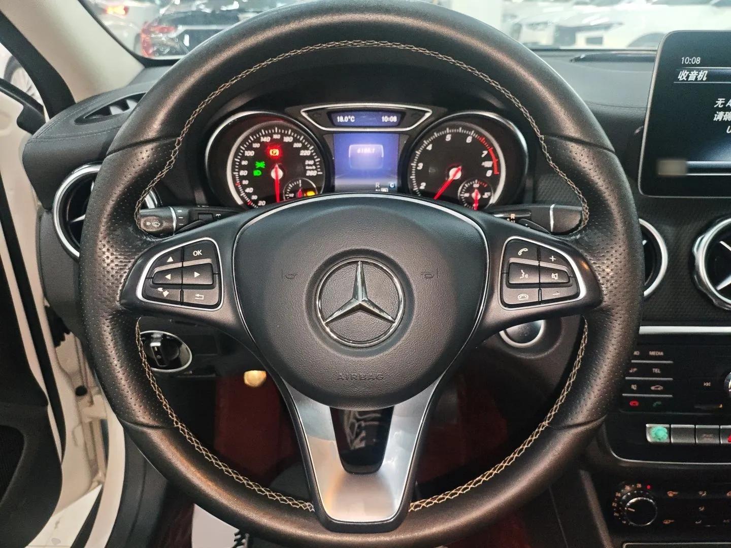 Mercedes-Benz GLA 2018 GLA 200 Fashion Model — миниатюра 13