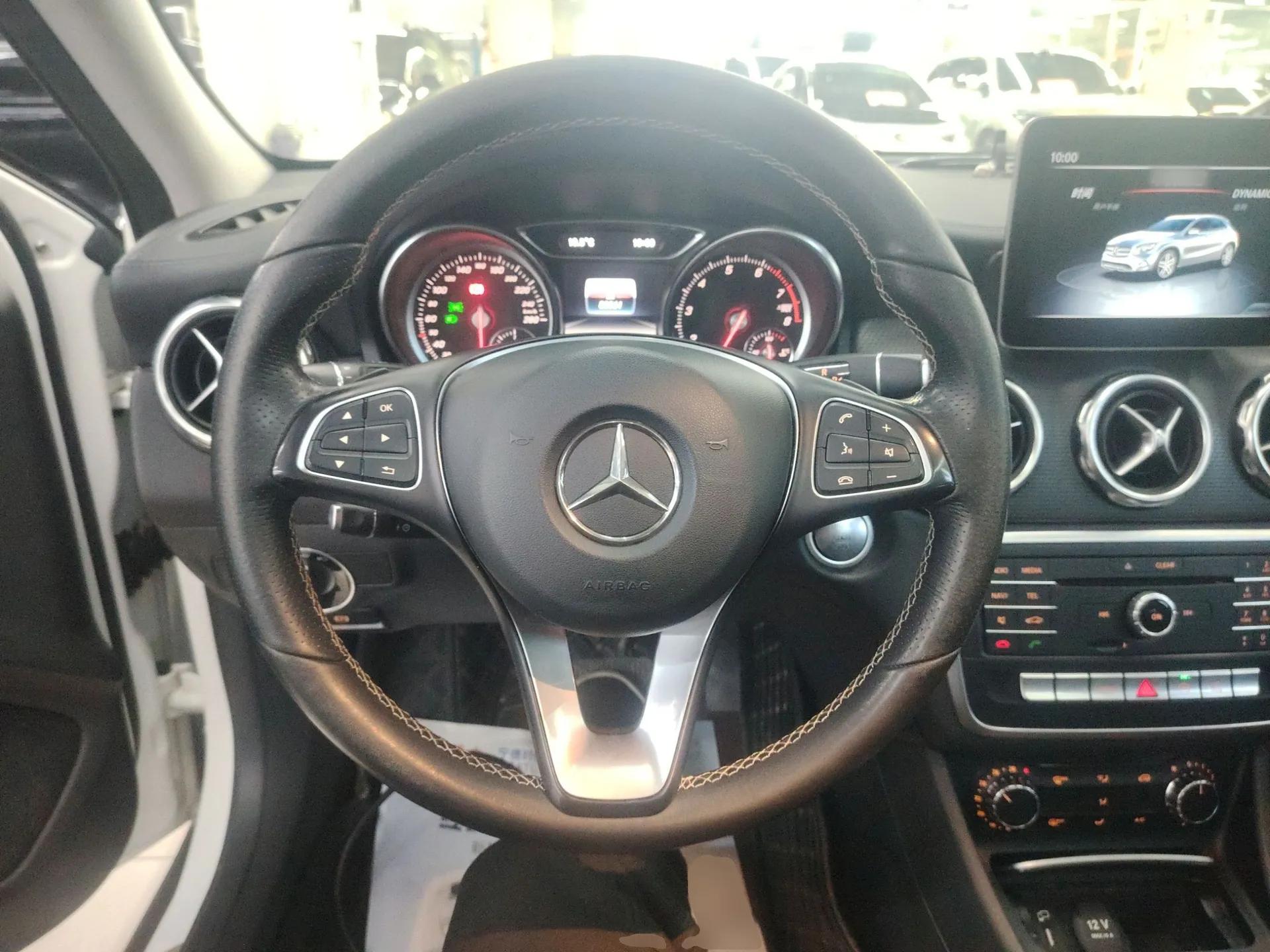 Mercedes-Benz GLA 2017 GLA 200 Fashion Model — миниатюра 14