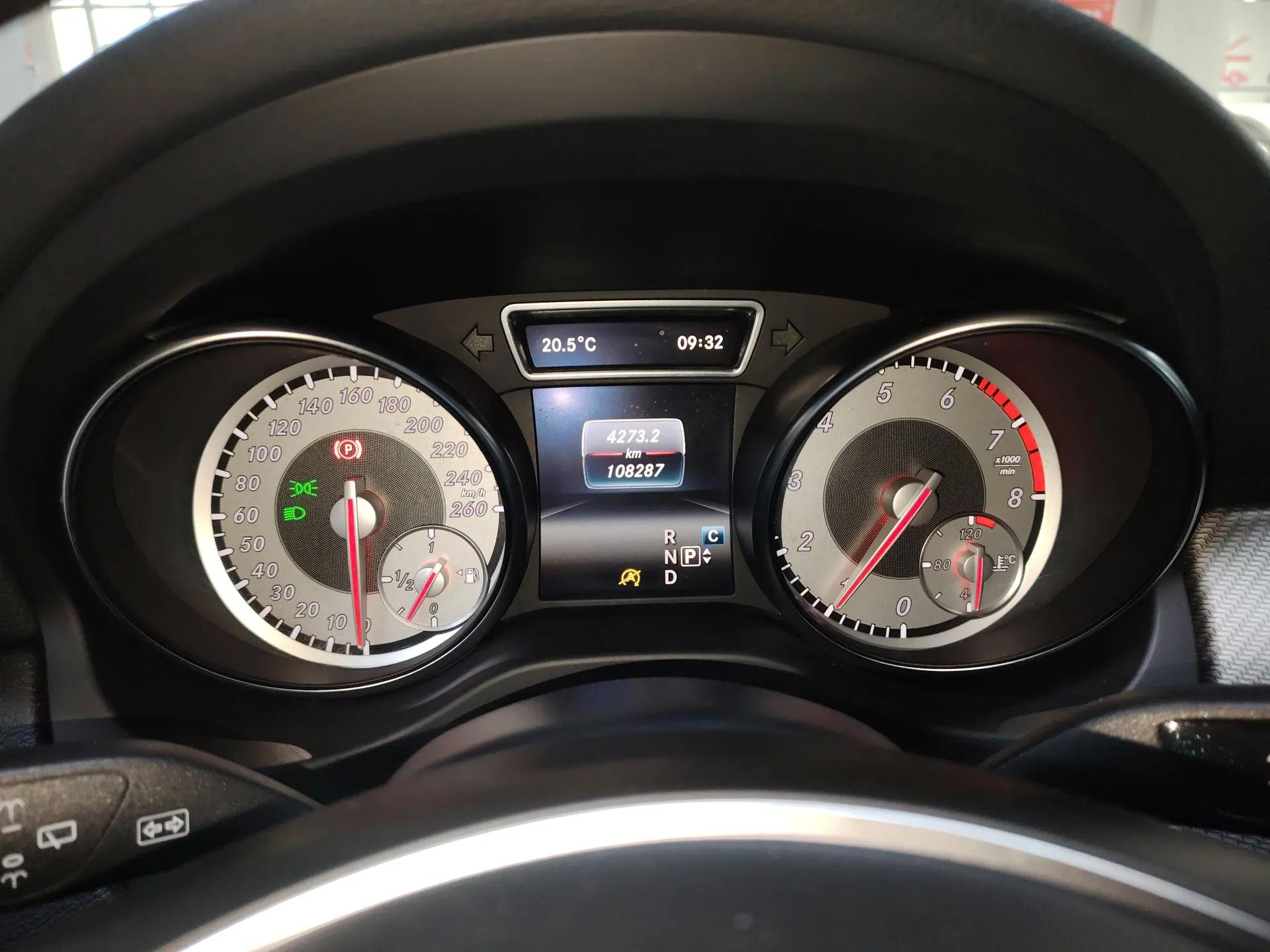 Mercedes-Benz GLA 2017 GLA 220 4MATIC Fashion Model — миниатюра 14