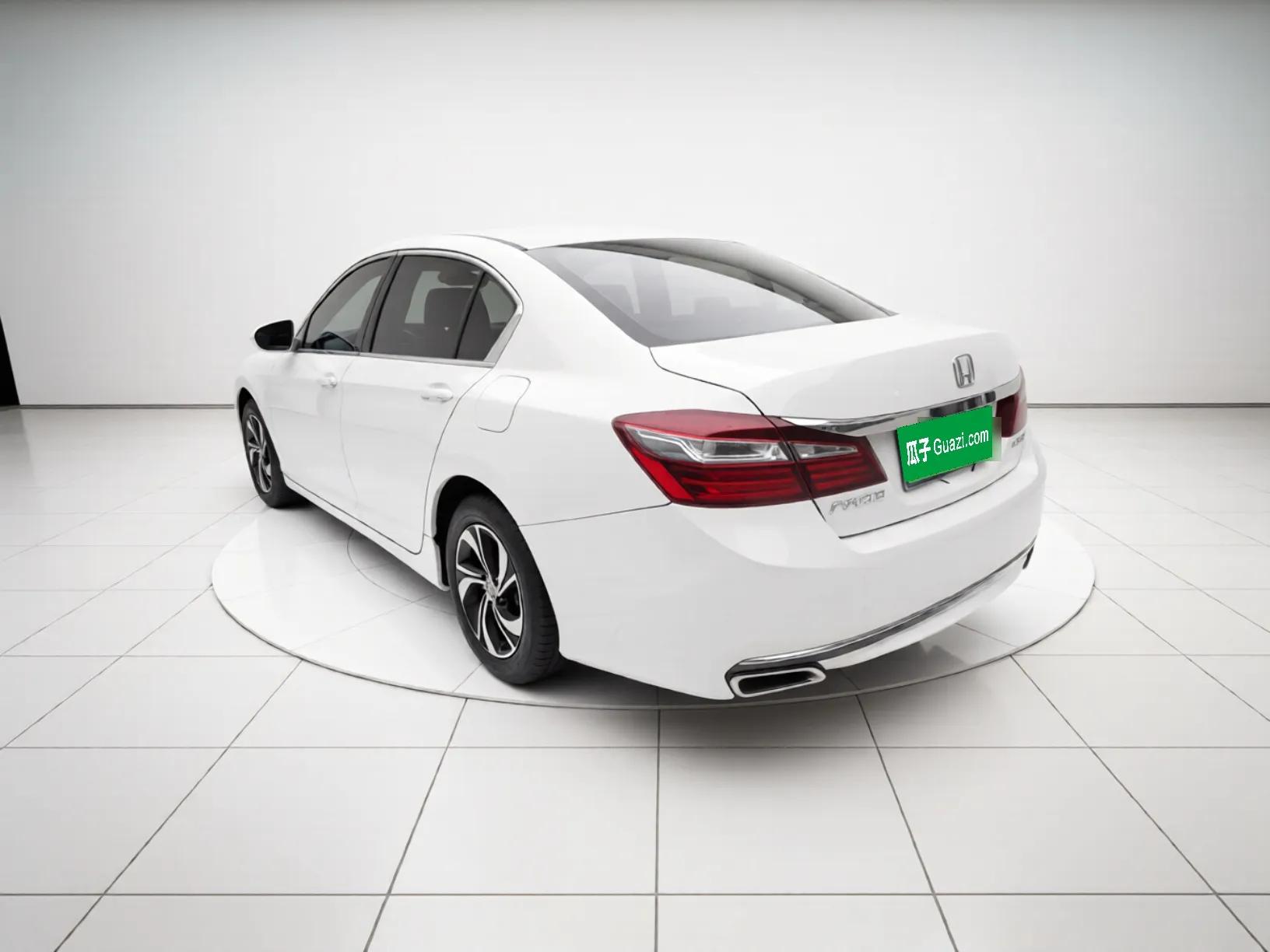 Honda Accord 2016 2.0L Luxury Edition — миниатюра 4