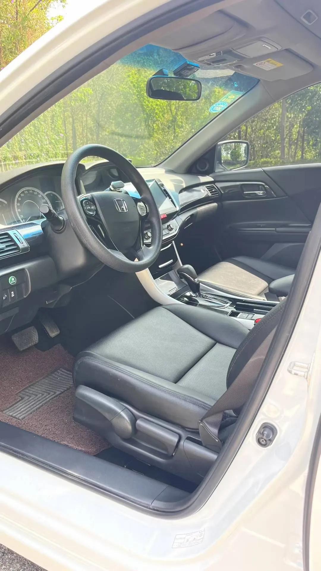 Honda Accord 2016 2.0L Comfort Edition — миниатюра 8