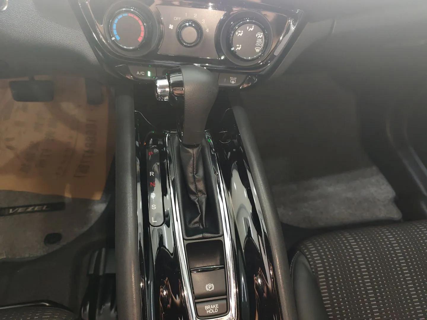 Honda Vezel 2015 1.8L CVT 2WD Elite Model — миниатюра 17