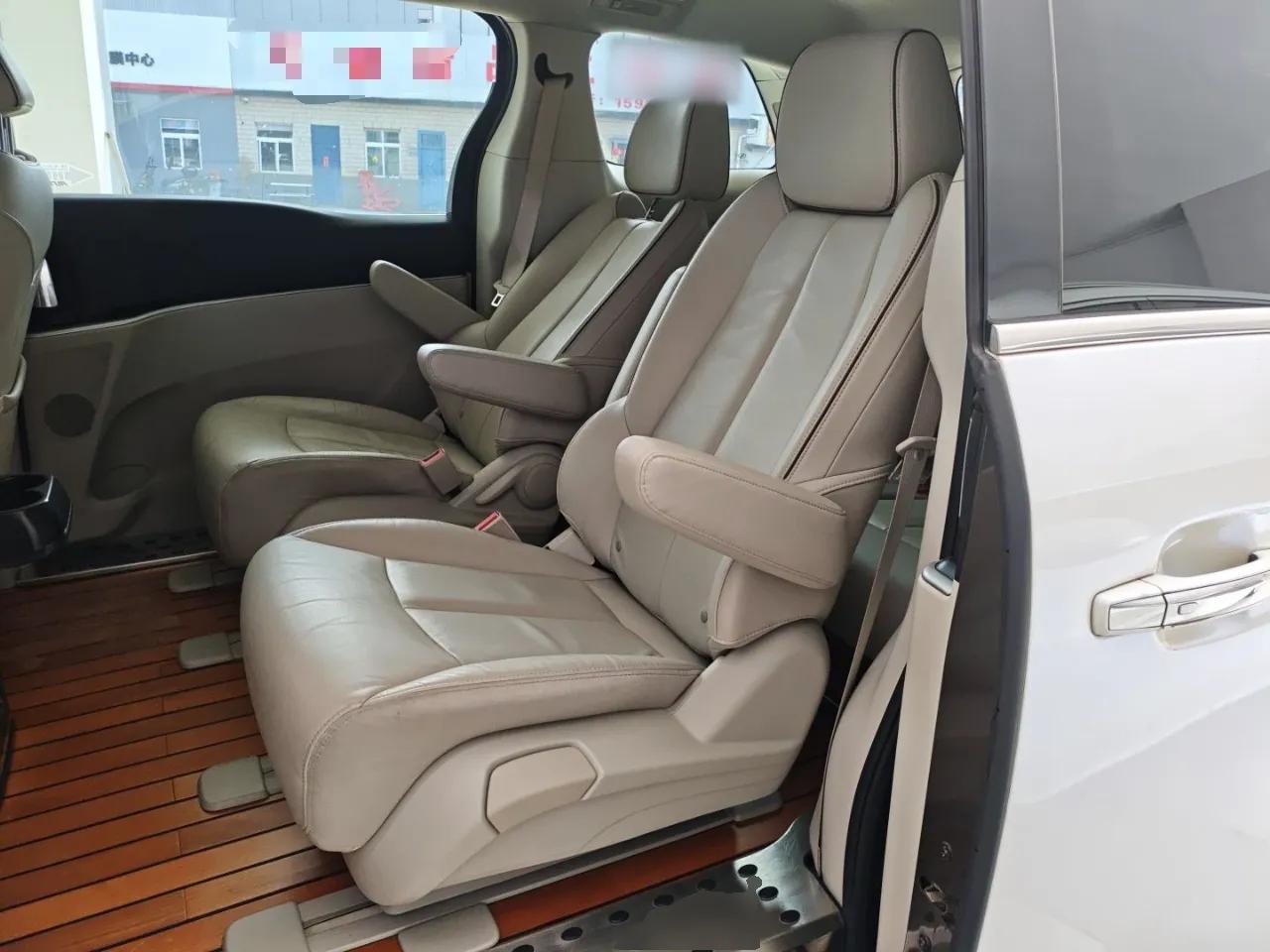Buick GL8 2021 Land Cruiser Executive 652T Premium Model — миниатюра 19