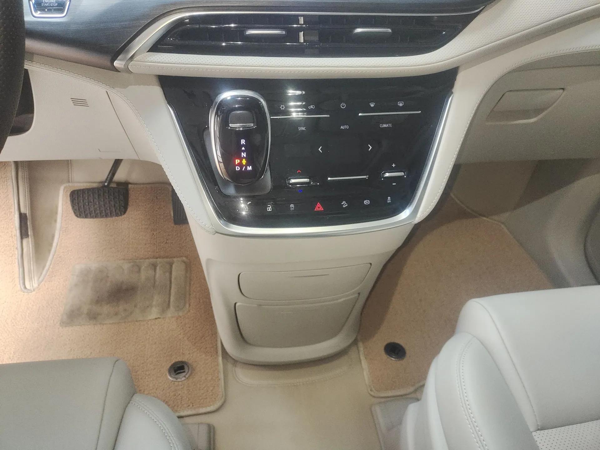Buick GL8 2023 ES Lu Zun Comfort Model — миниатюра 17