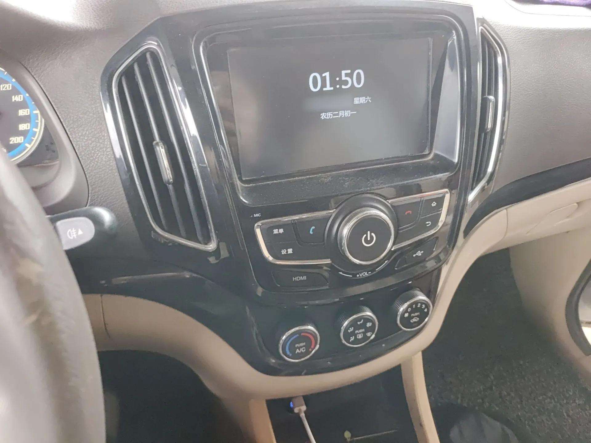Baojun 730 2015 1.8L Manual Comfort ESP Version 7-seater — миниатюра 10