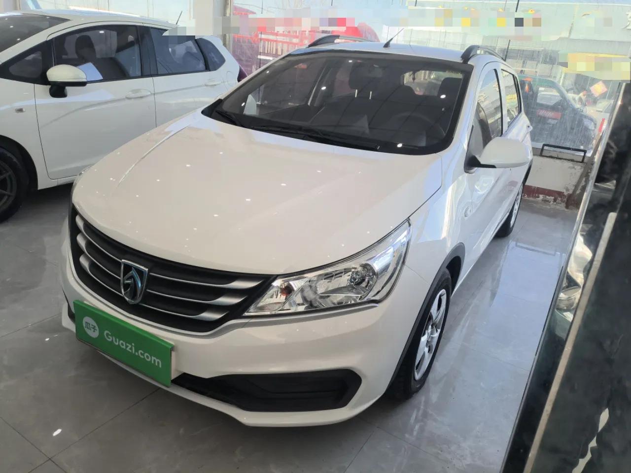 Baojun 310 2016 1.2L manual Comfort trim level — миниатюра 1