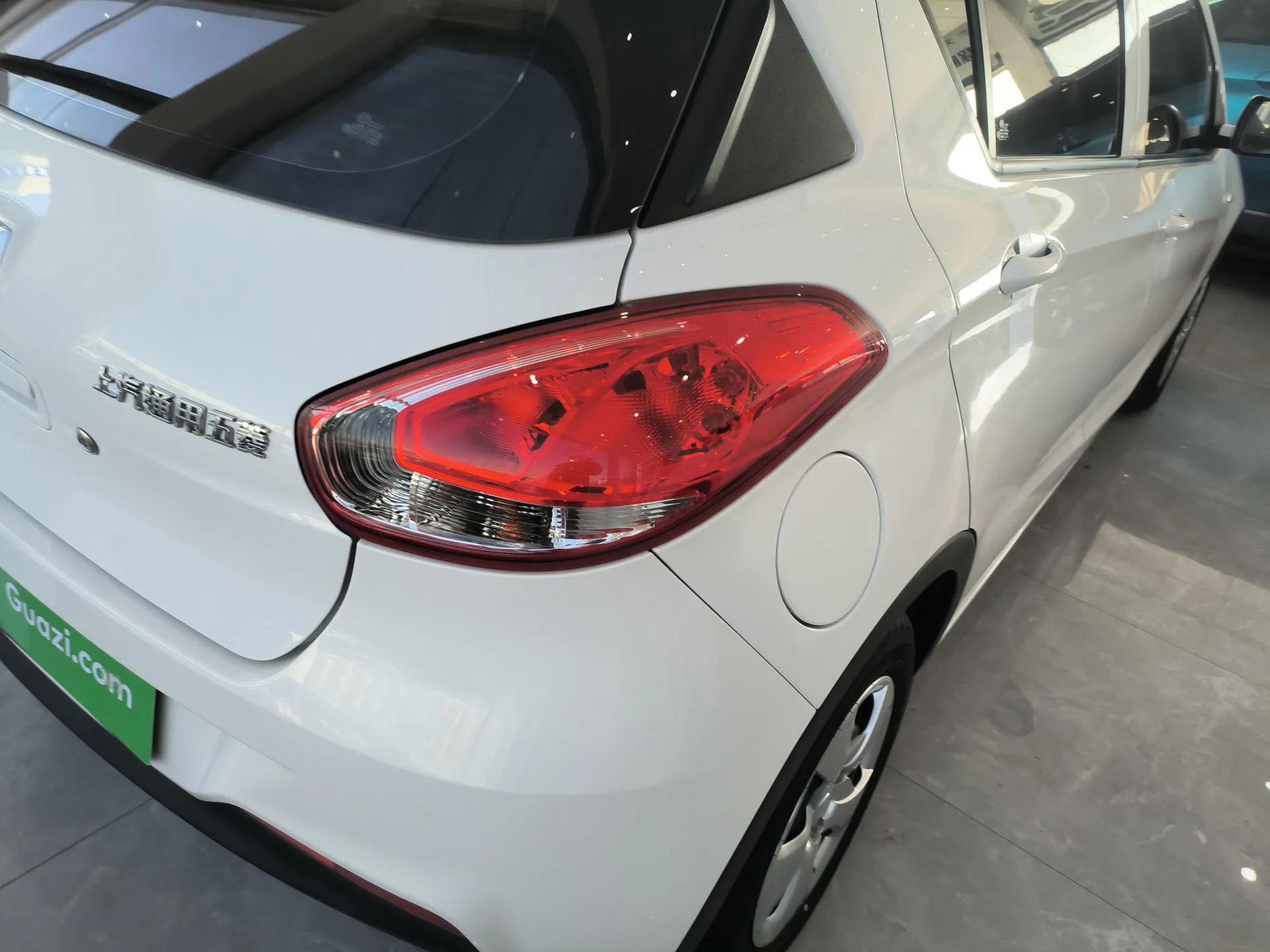 Baojun 310 2016 1.2L manual Comfort trim level — миниатюра 7