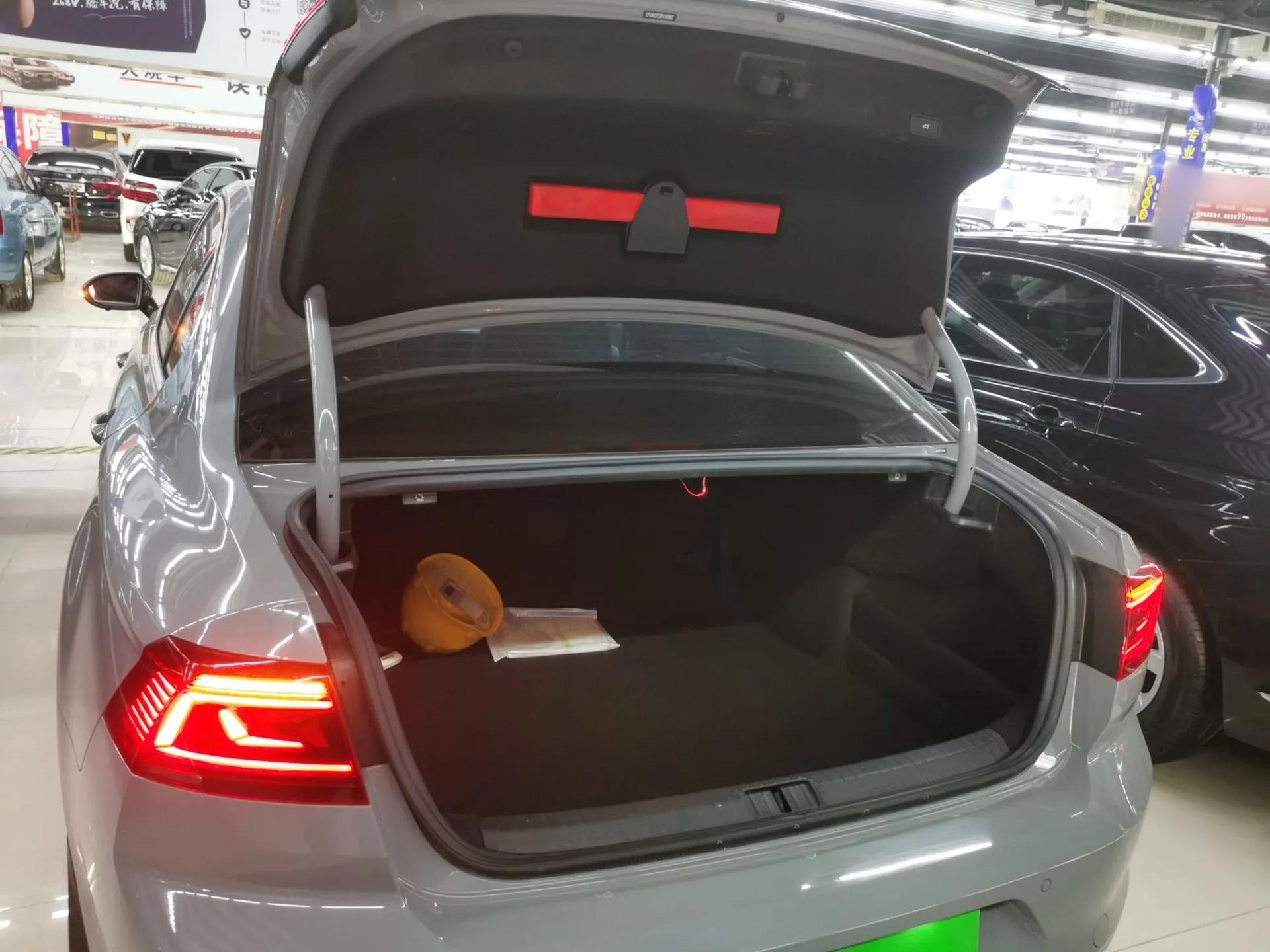 Volkswagen Magotan 2023 2 Million Units Commemorative Edition 330TSI DSG Luxury Version — миниатюра 18