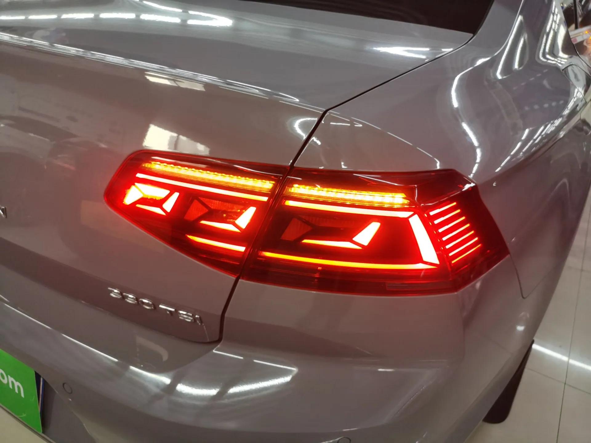 Volkswagen Magotan 2023 2 Million Units Commemorative Edition 330TSI DSG Luxury Version — миниатюра 8