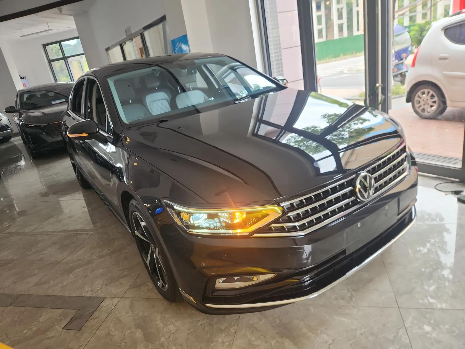 Volkswagen Magotan 2023 2 Million Units Limited Edition 330TSI DSG Leading Version — миниатюра 3