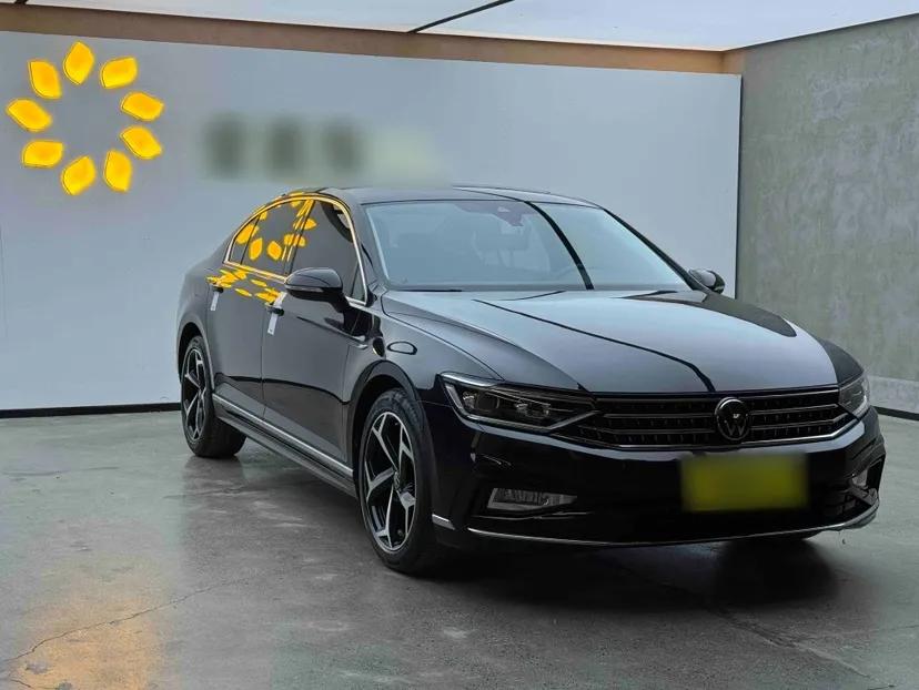 Volkswagen Magotan 2023 2 Million Units Commemorative Edition 330TSI DSG Luxury Version — миниатюра 3