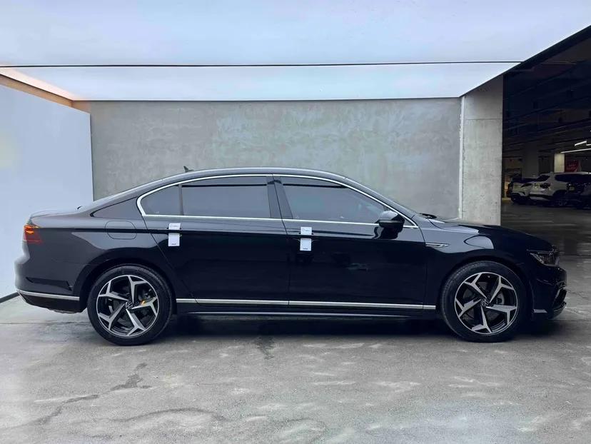 Volkswagen Magotan 2023 2 Million Units Commemorative Edition 330TSI DSG Luxury Version — миниатюра 4