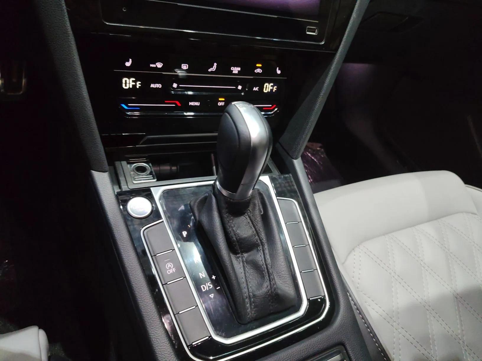 Volkswagen Magotan 2023 2 Million Units Limited Edition 330TSI DSG Leading Version — миниатюра 17