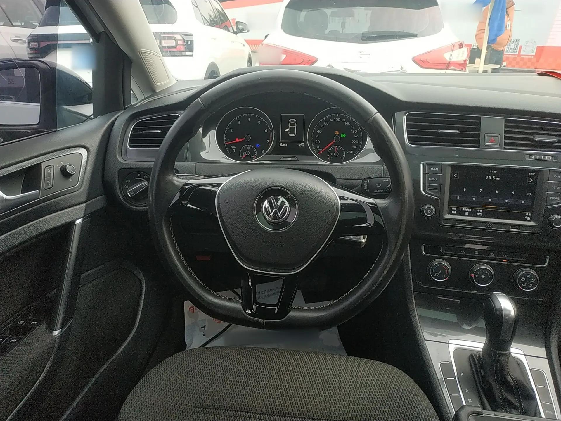 Volkswagen Golf 2017 230TSI Automatic Comfort Edition – Celebrating Milestone of One Million Units — миниатюра 12