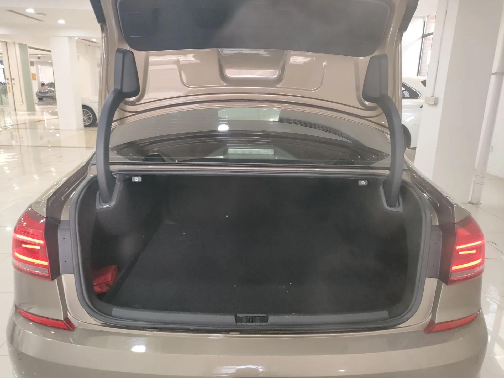 Volkswagen Passat 2017 330TSI DSG Luxury Edition — миниатюра 18