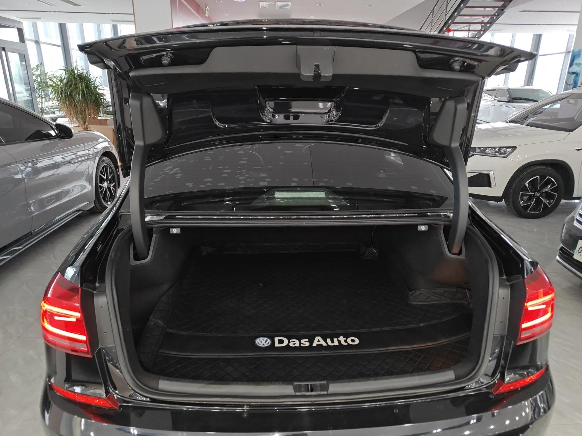 Volkswagen Passat 2017 330TSI DSG Luxury Edition — миниатюра 22