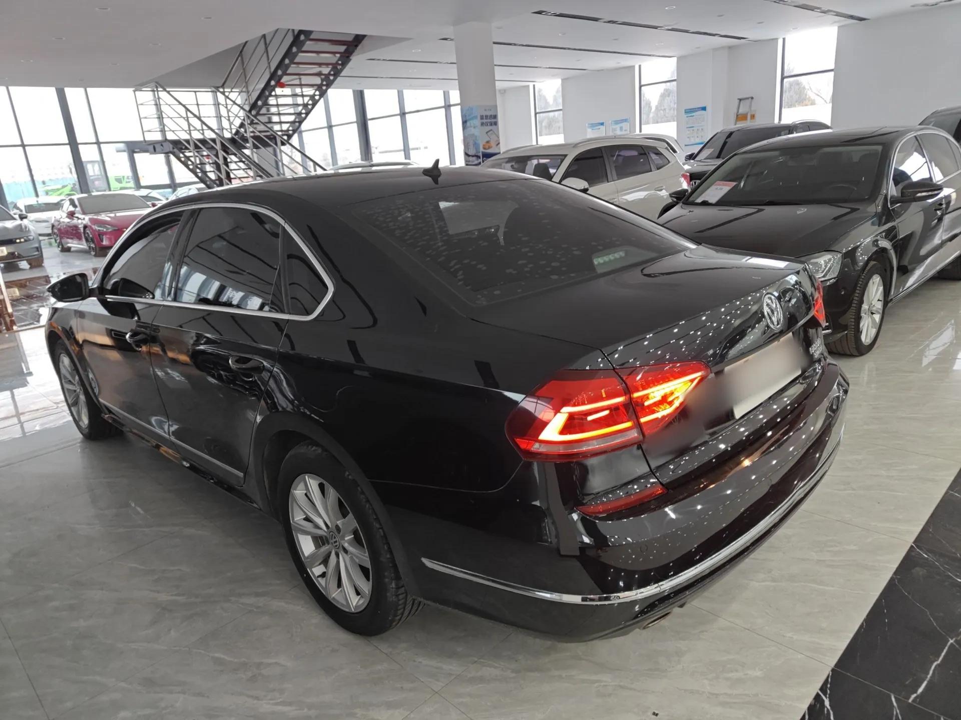 Volkswagen Passat 2017 330TSI DSG Luxury Edition — миниатюра 4