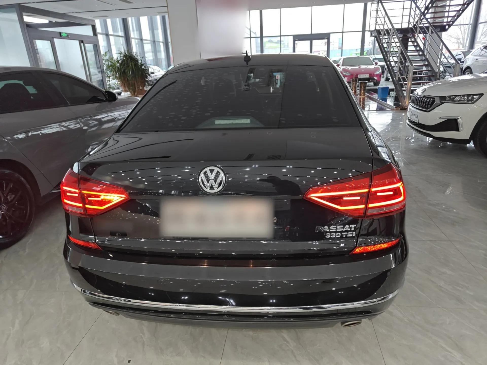Volkswagen Passat 2017 330TSI DSG Luxury Edition — миниатюра 5
