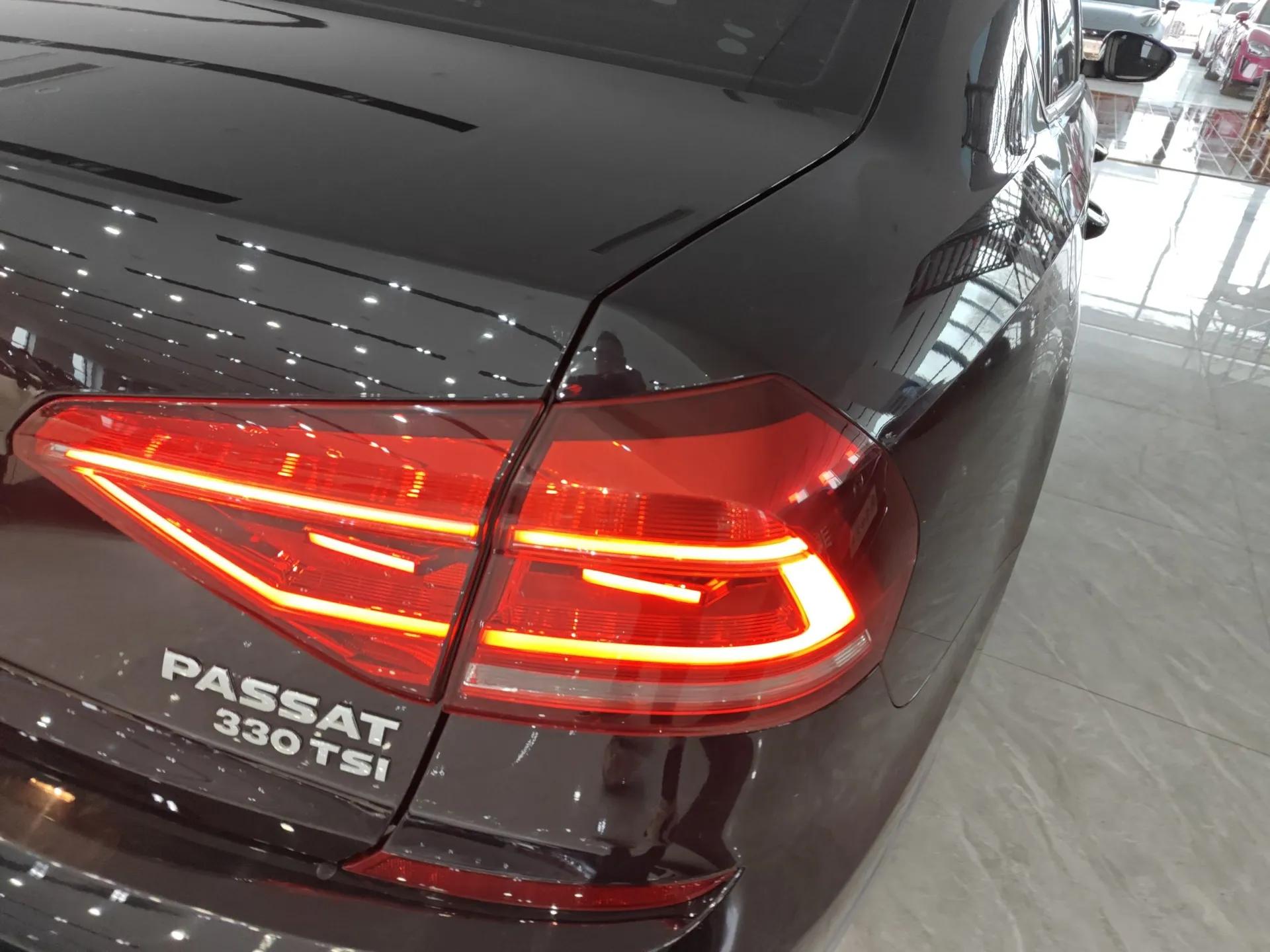 Volkswagen Passat 2017 330TSI DSG Luxury Edition — миниатюра 7