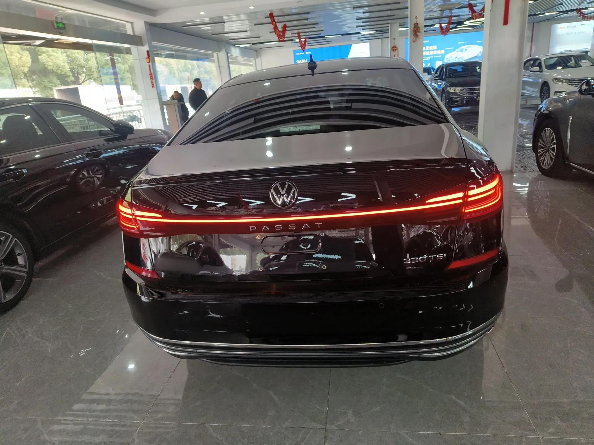 Volkswagen Passat 2023 330TSI Luxury Edition — миниатюра 3