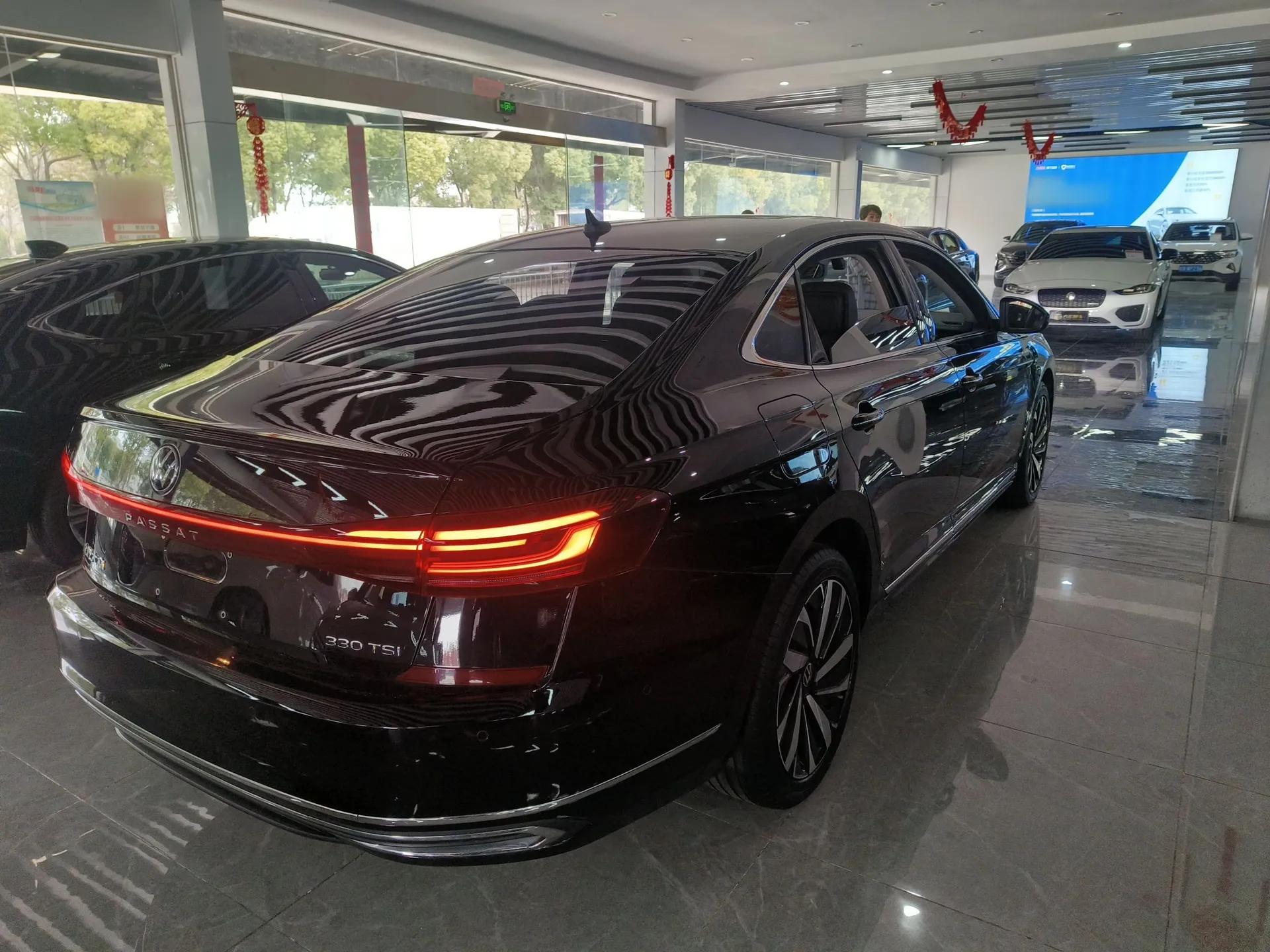 Volkswagen Passat 2023 330TSI Luxury Edition — миниатюра 4