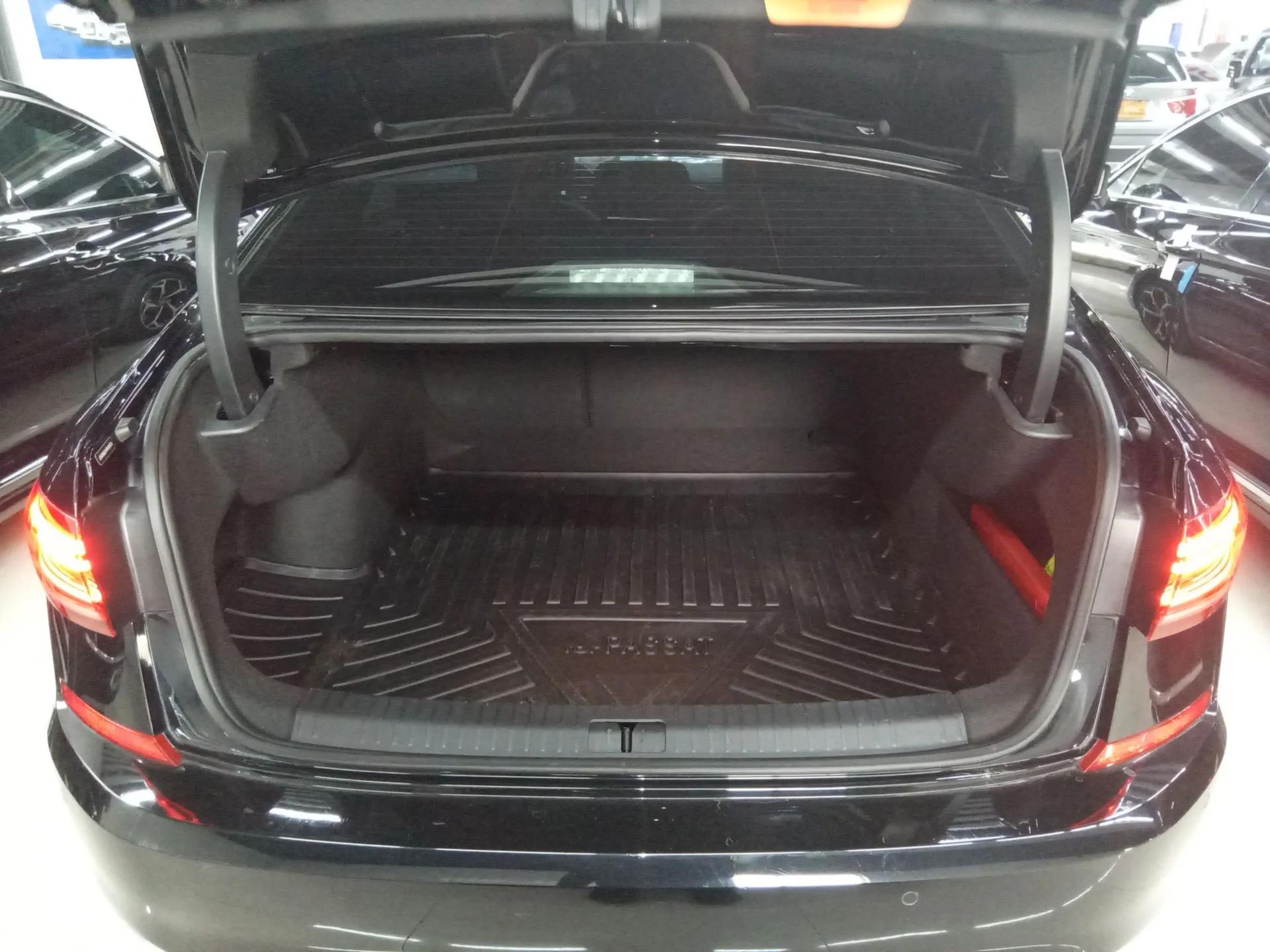Volkswagen Passat 2024 380TSI Starry Elite Edition — миниатюра 21