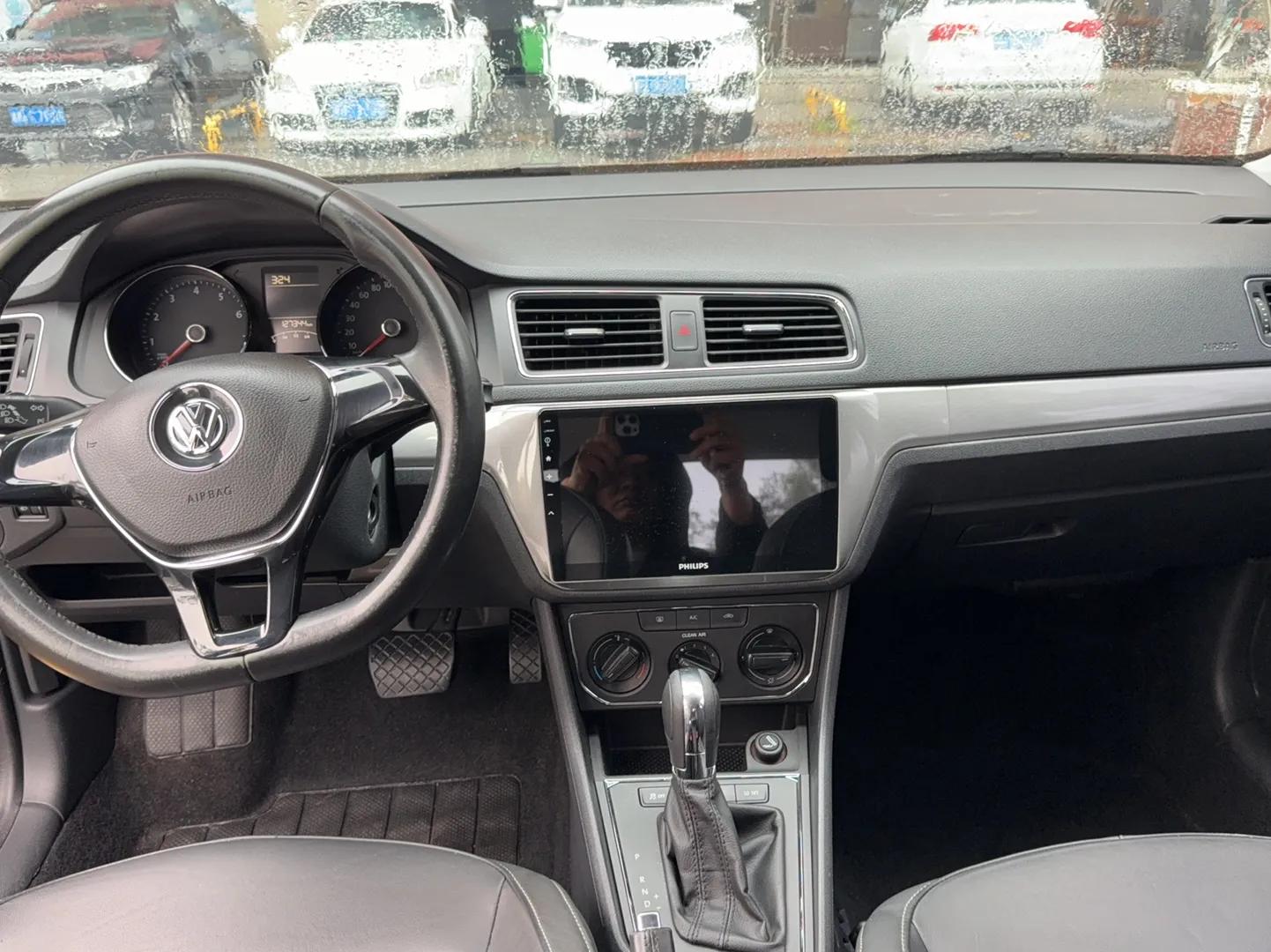 Volkswagen Lavida 2015 1.6L Automatic Comfort Edition — миниатюра 11