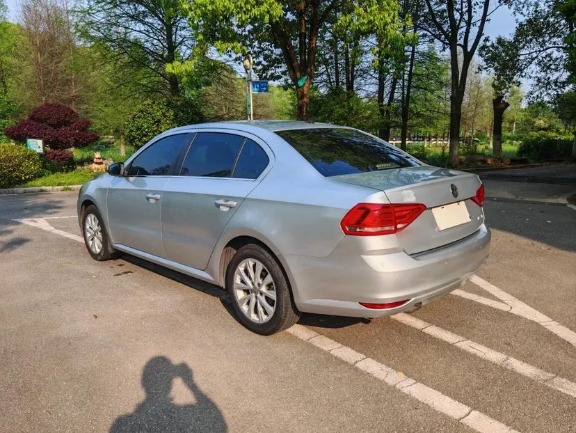 Volkswagen Lavida 2015 1.6L Automatic Comfort Edition — миниатюра 5